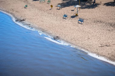 Koronavirüs salgını Covid-19 konsepti, karantina sırasında üst görünümü olan boş kumlu plaj.