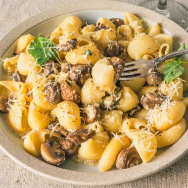 Mantar soslu ev yapımı makarna yakın çekim tabakta, üst manzara - İtalyan mutfağı.