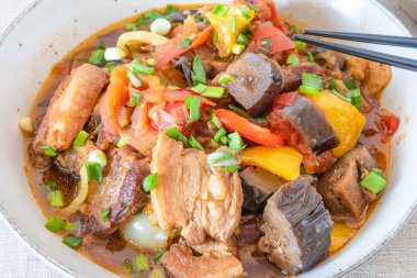 Büyük bir kasede patlıcan ve tatlı biberli kızarmış domuz eti. Geleneksel Çin yemeği.