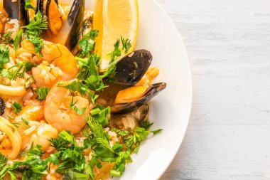 Açık ahşap kaplama tabakta risotto deniz ürünleri, yakın plan, fotokopi alanı - İtalyan mutfağı