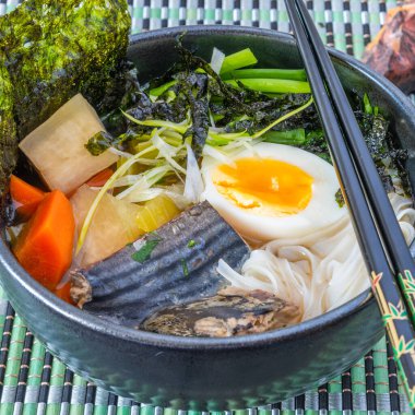 Japon balık çorbası pirinç eriştesi, sarıkuyruk, turp ve yumurta - balık ramen