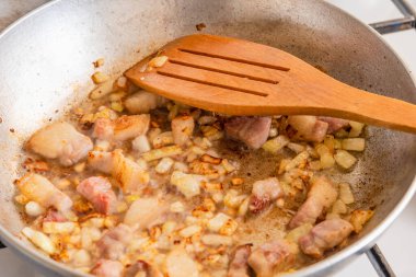 Pastırma ve soğan yakın plan çekimde kızartılmış.