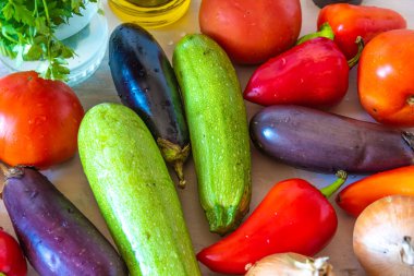 Sebze güveci için taze çiğ sade sebzeler - patlıcan, kabak, domates, soğan, biber, üst manzara