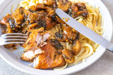 İtalyan mutfağı - Mantarlı Marsala tavuğu ve spagetti, yakın plan, köy usulü.