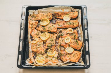 Fırın tepsisinde pişmiş somon parçaları.