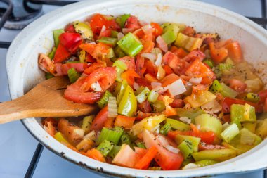 Büyük bir tavada caponata pişiriyorum.