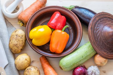 Tajine ve vejetaryen sebze güveci pişirmek için ham malzemeler.