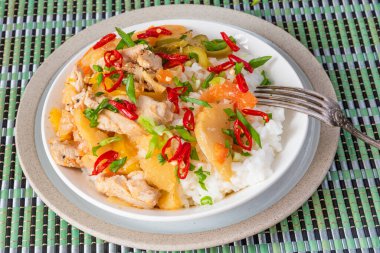 Tavuklu köri ve elmalı pilav kasesi, üst manzara - Asya mutfağı.