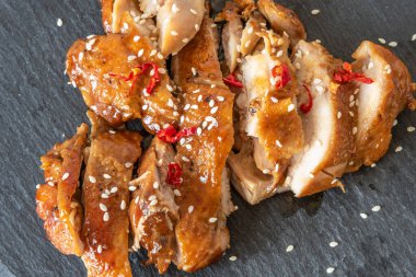 Teriyaki soslu tavuk, siyah levha. Asya mutfağı - Japon, Çinli, Koreli.