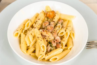 Geleneksel İtalyan makarnası. Pancetta ve parmesan peynirli makarna.