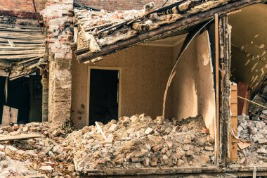 Duvarı yıkılmış bir ev.