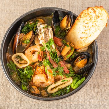 Ev yapımı cioppino tost ve tost, üst görünüm - İtalyan-Amerikan deniz ürünleri çorbası - balık, midye, karides ve kalamar.