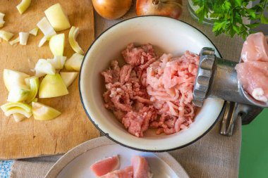 Kırsal bir arka planda kıyma ve karışık tavuk ve kıyma domuz eti yakın plan, üst manzara