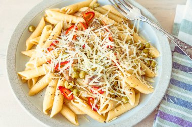 İtalyan mutfağı - Bezelyeli makarna ve yakın planda parmesan peynirli pastırma