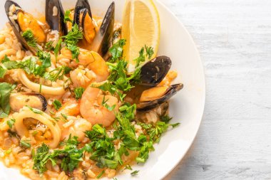 Açık ahşap kaplama tabakta risotto deniz ürünleri, yakın plan, fotokopi alanı - İtalyan mutfağı