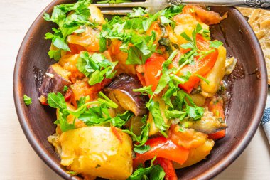 Kırsal bir tabakta kızartılmış sebze. Yakın plan. Sağlıklı organik bir yemek.