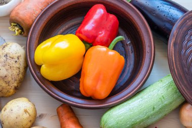 Tajine ve vejetaryen sebze güveci pişirmek için ham malzemeler.