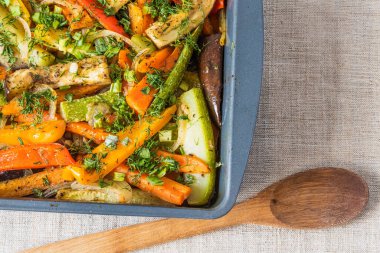 Pişirme kabında vejetaryen güveç - patates, biber, domates, soğan, sarımsak, patlıcan, kabak