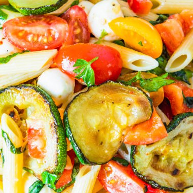 Yakından margarita makarna, domatesli makarna, kabak, mozzarella ve fesleğenli makarna..