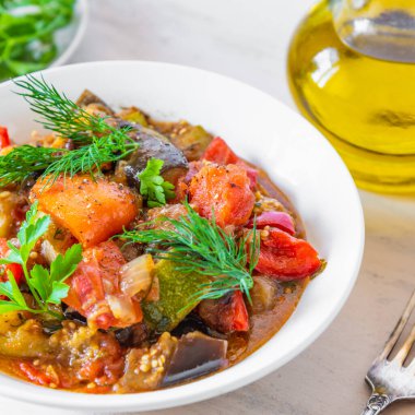 Tabakta ev yapımı sebzeler - geleneksel Fransız kırsal yemeği, ratatouille