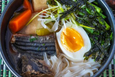 Japon balık çorbası pirinç eriştesi, sarıkuyruk, turp ve yumurta - balık ramen