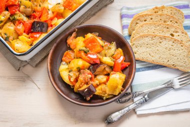 Buharda pişirilmiş organik sebzeler - patates, patlıcan, biber, domates ve soğan.