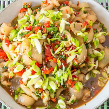 Geleneksel Asya aperatifi. Karıştırılmış, baharatlı domuz derisi, yakın plan. Çin ve Tayland yemekleri..