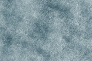 Erimiş kar, güzel bir buz dokusu, üst manzara, mavi arka plan.