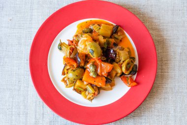 Caponata Sicilya güzel bir plaka, yakın çekim, üst manzara