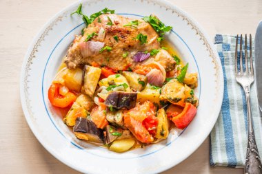 Sebzeli nefis ev yapımı tavuk güveci, en iyi manzara - organik sağlıklı yemek..