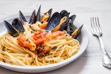 Geleneksel İtalyan makarna linguini yakın plan tabakta midye ile..