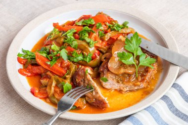 İtalyan yemeği - Elmalı domuz pirzolası ve peperonata