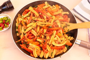 İtalyan vejetaryen yemekleri - Biber ve soğanlı makarna yakın plan, üst manzara