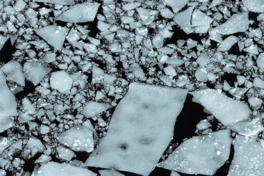 Suda buz kütleleri, üst manzara - bahar arkaplanı