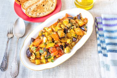 İtalyan mutfağı - kırsal arka planda bir tabakta caponata