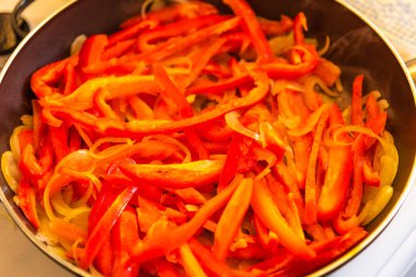 Biber yahnisi ve soğan yakın plan, üst manzara.