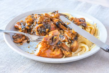 İtalyan mutfağı - Mantarlı Marsala tavuğu ve spagetti, yakın plan, köy usulü.