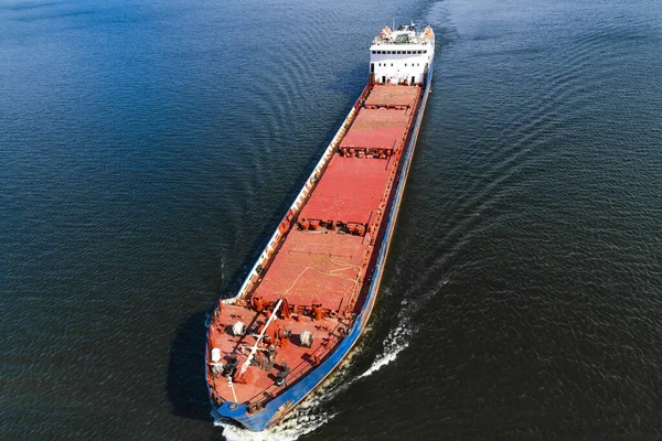 大きな貨物船は海を航海します トップビュー クローズアップ — ストック写真