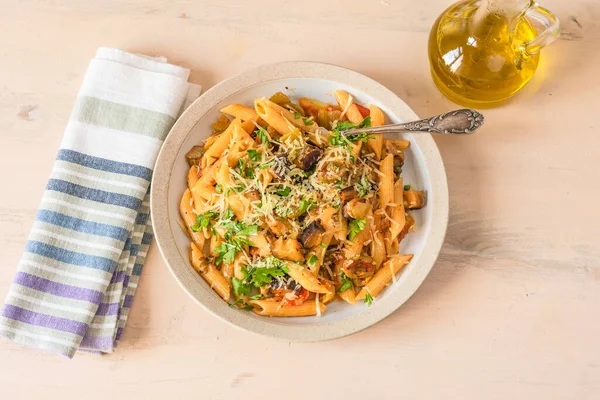 Pasta Caponata Ένα Πιάτο Ένα Ελαφρύ Ρουστίκ Τραπέζι — Φωτογραφία Αρχείου