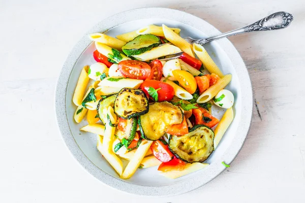 Tabak manzaralı Margarita makarna - domatesli makarna, kabak, mozzarella ve fesleğen.