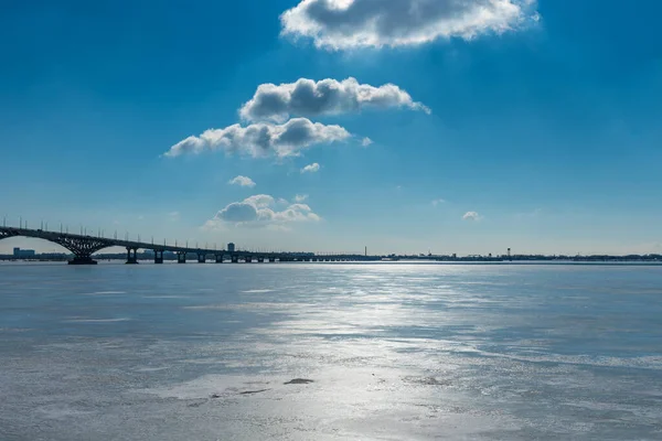 Gyönyörű Téli Táj Híddal Fagyott Folyó Felett Felhők Kék Égen — Stock Fotó
