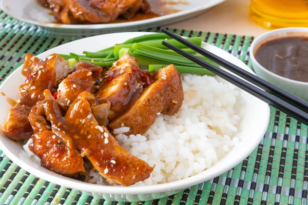 Mangkuk Nasi Dengan Ayam Teriyaki Menutup Dan Sumpit Masakan Asia — Stok Foto