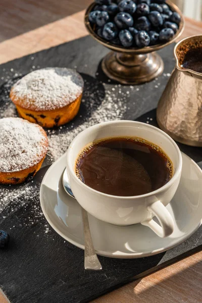 Leckeres Frühstück Eine Tasse Kaffee Und Muffins Mit Blaubeeren Auf — Stockfoto