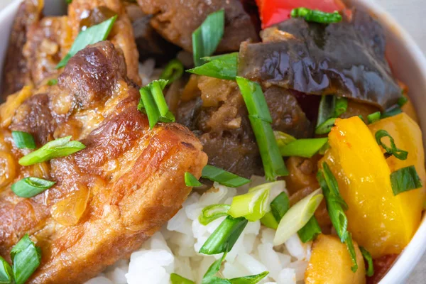Schüssel Reis Mit Würzigem Schweinefleisch Und Gemüse Aus Nächster Nähe — Stockfoto