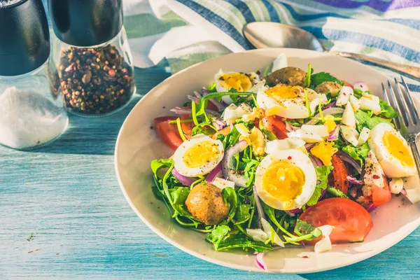 Almoço Rural Francês Tradicional Salada Com Tomates Rúcula Batatas Ovos — Fotografia de Stock