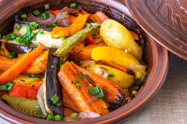 Vejetaryen yemeği, ev yapımı tac ya da patatesli tagine, patlıcan, kabak ve biber, yakın plan - geleneksel Fas mutfağı ve Tunus mutfağı