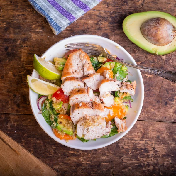 American Delicious Salad Chicken Breast Vegetables Avacado Lettuce Quinoa Plate — Stock Photo, Image