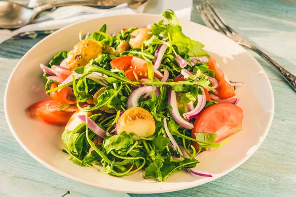 Comida Alemã Uma Salada Vegetariana Tradicional Com Batatas Tomates Cebolas — Fotografia de Stock