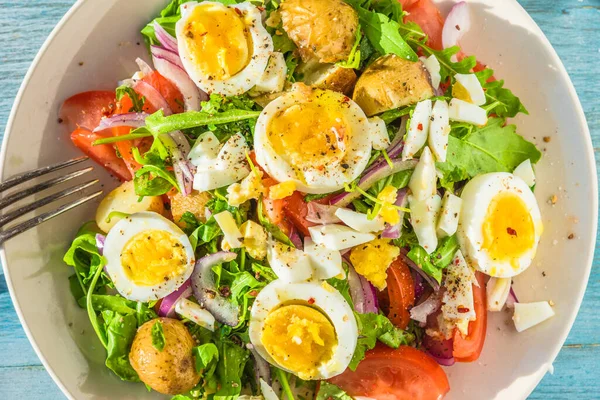 Almoço Aldeia Francês Tradicional Salada Com Tomates Arugula Batatas Ovos — Fotografia de Stock