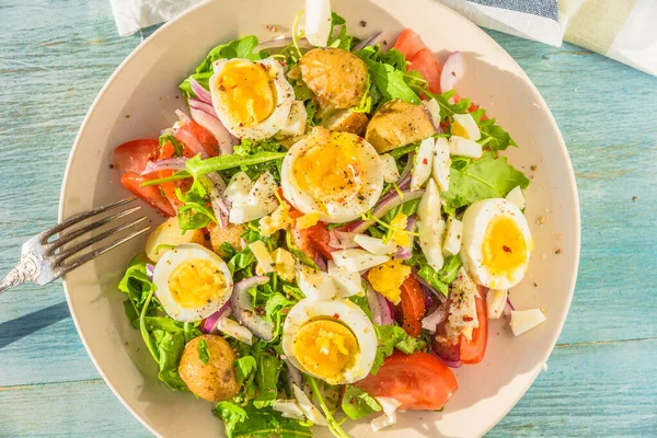 Salade Méditerranéenne Aux Tomates Roquette Pommes Terre Œufs Durs — Photo